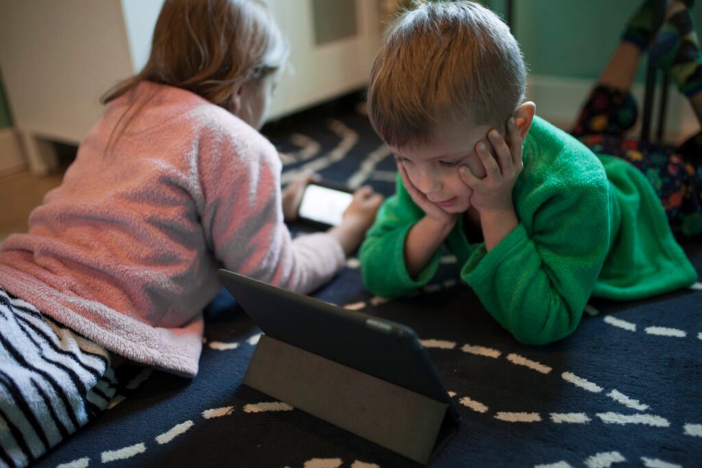 kids-using-technologies-floor