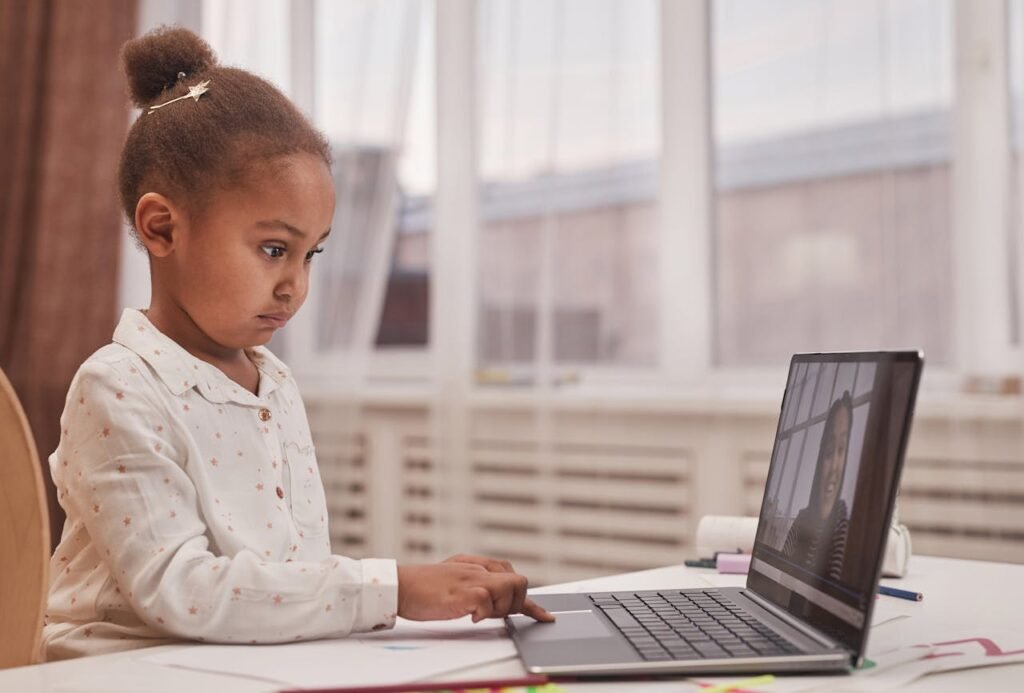 child attending online lectures.